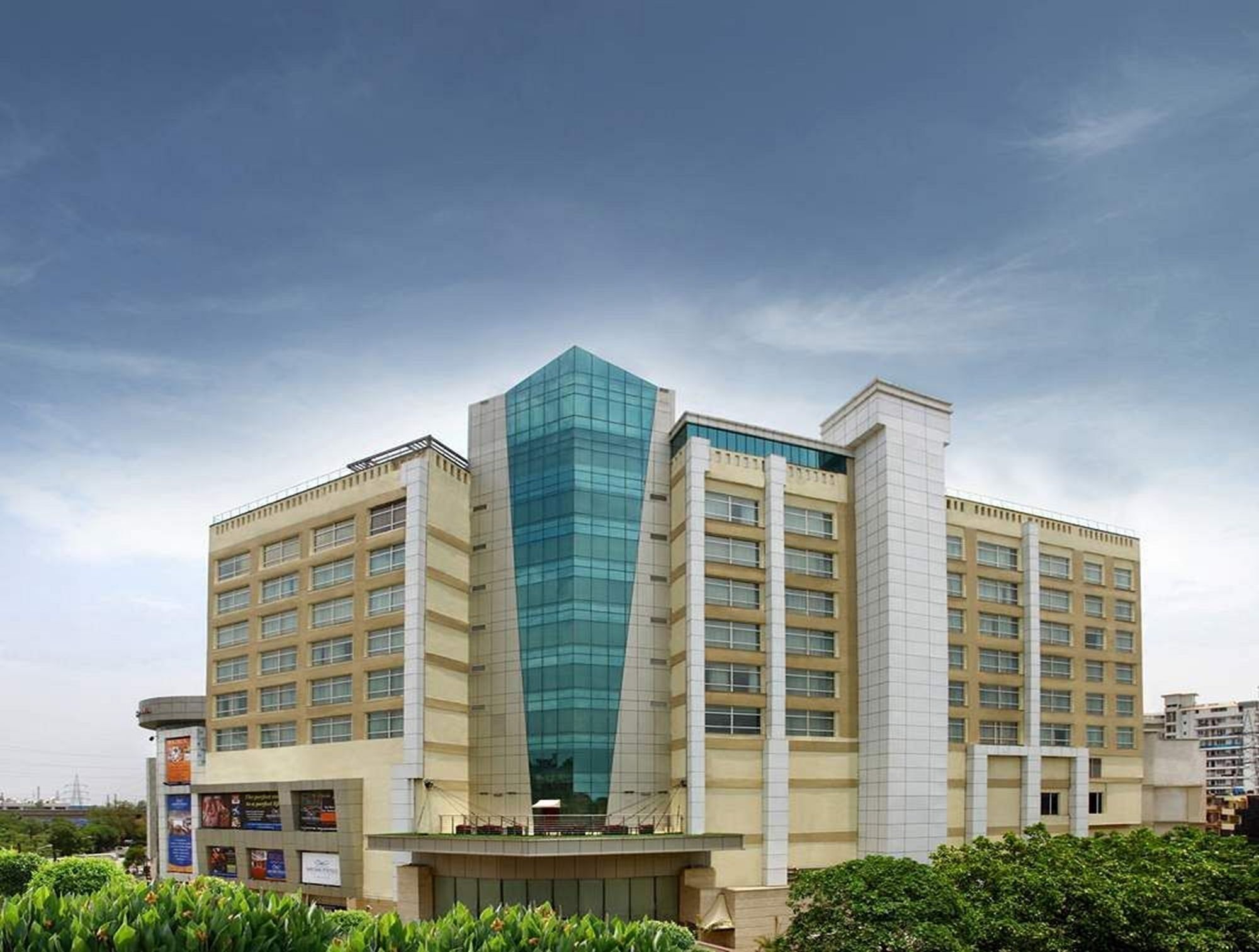 Mahagun Sarovar Portico 4*